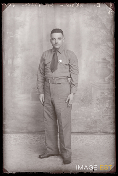 Portrait en pied d'un militaire marocain (Le Val-d'Ajol)